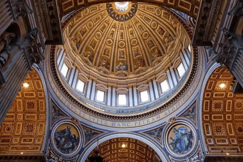 ¿Por qué los católicos romanos creen que María intercede por los cristianos?