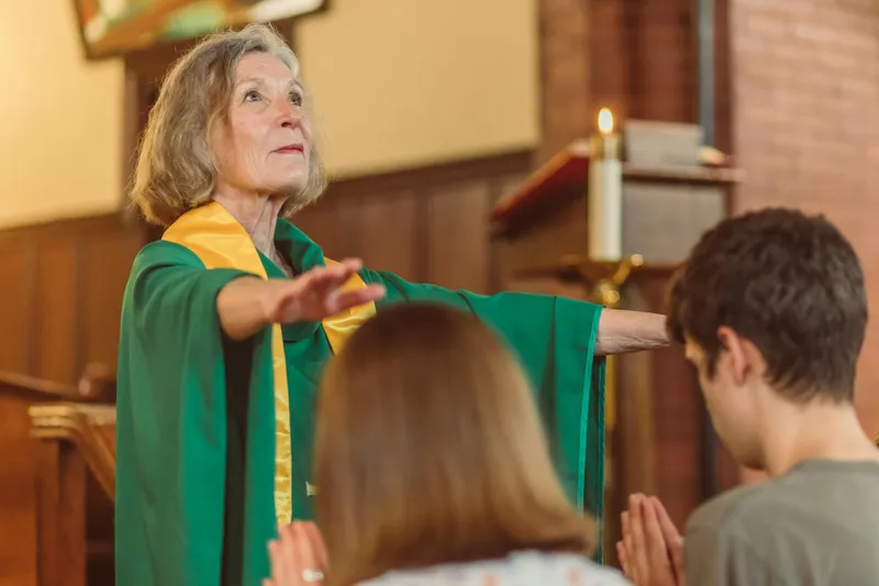 El amor hecho obra: Pastor construye hogar para ancianos abandonados